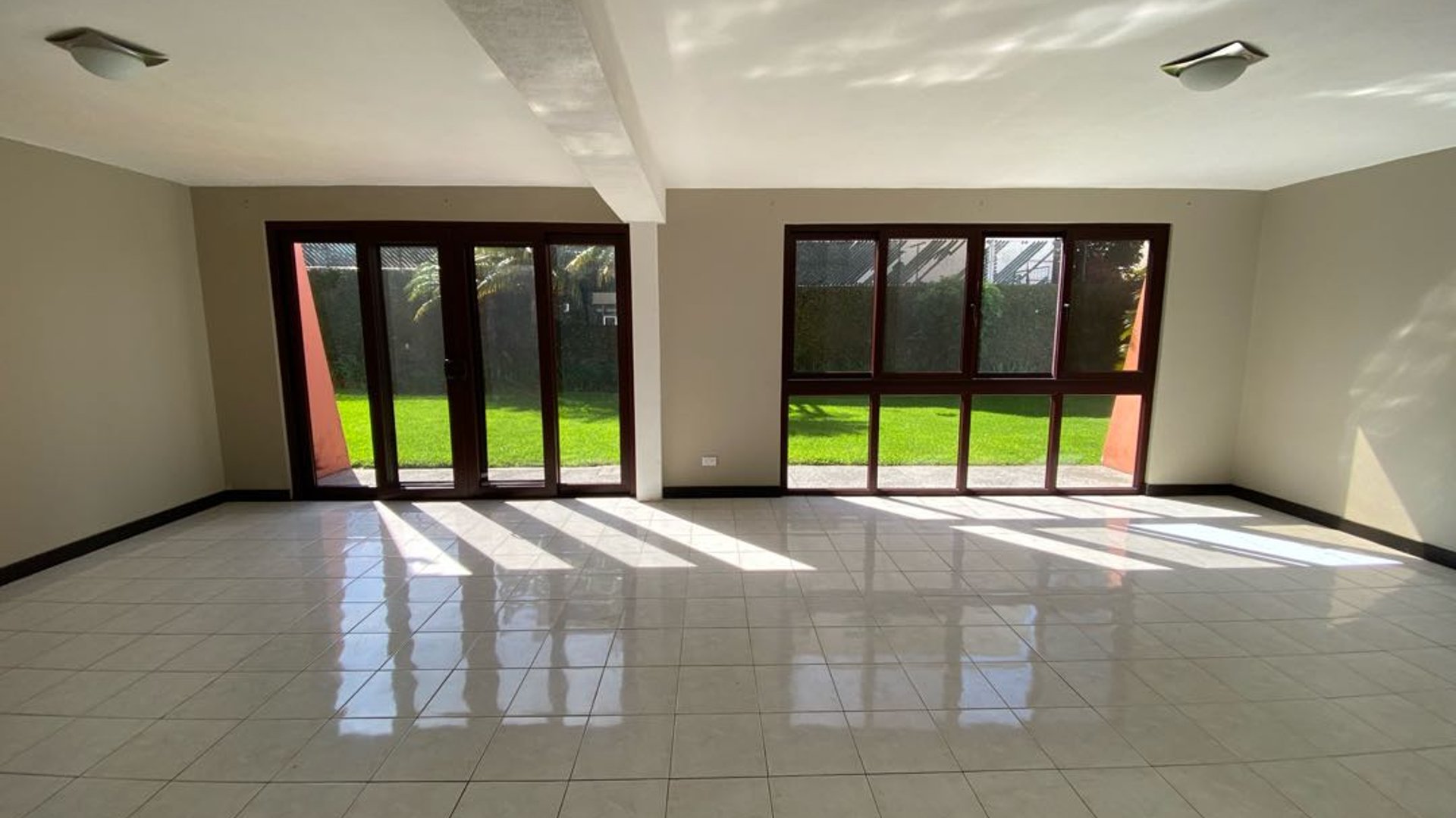 Casa de 4 habitaciones en alquiler o venta, zona 15 Vista Hermosa II