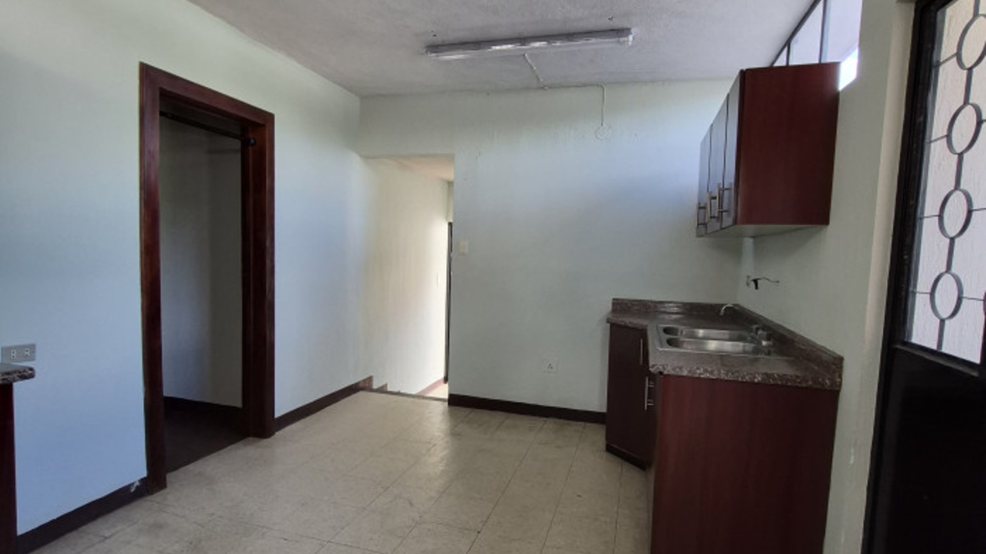 Casa en renta para oficinas zona 15 Vista Hermosa 1 - Miniatura 8