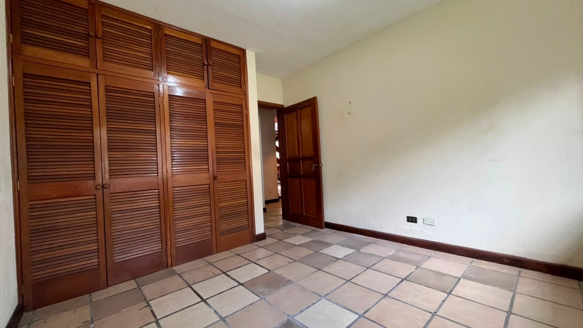 RENTA Casa Zona 16 Residencial San Gaspar - Miniatura 9