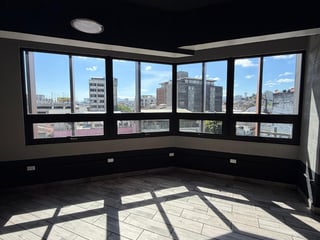 📍 OFICINA EN RENTA – EDIFICIO SÉPTIMO | ZONA 4 - 5