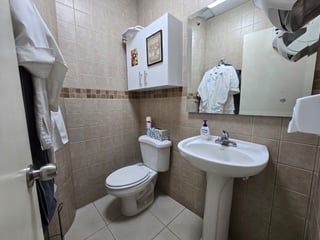 RENTA Clínica Médica en Zona 10 Sixtino II - 5