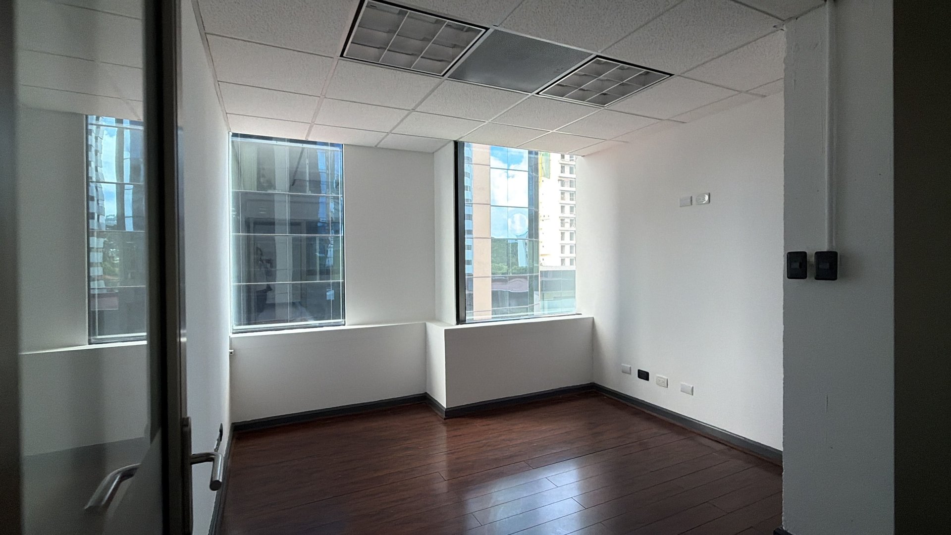 Oficina en Alquiler / Venta Edificio Europlaza, zona 14 - Miniatura 9