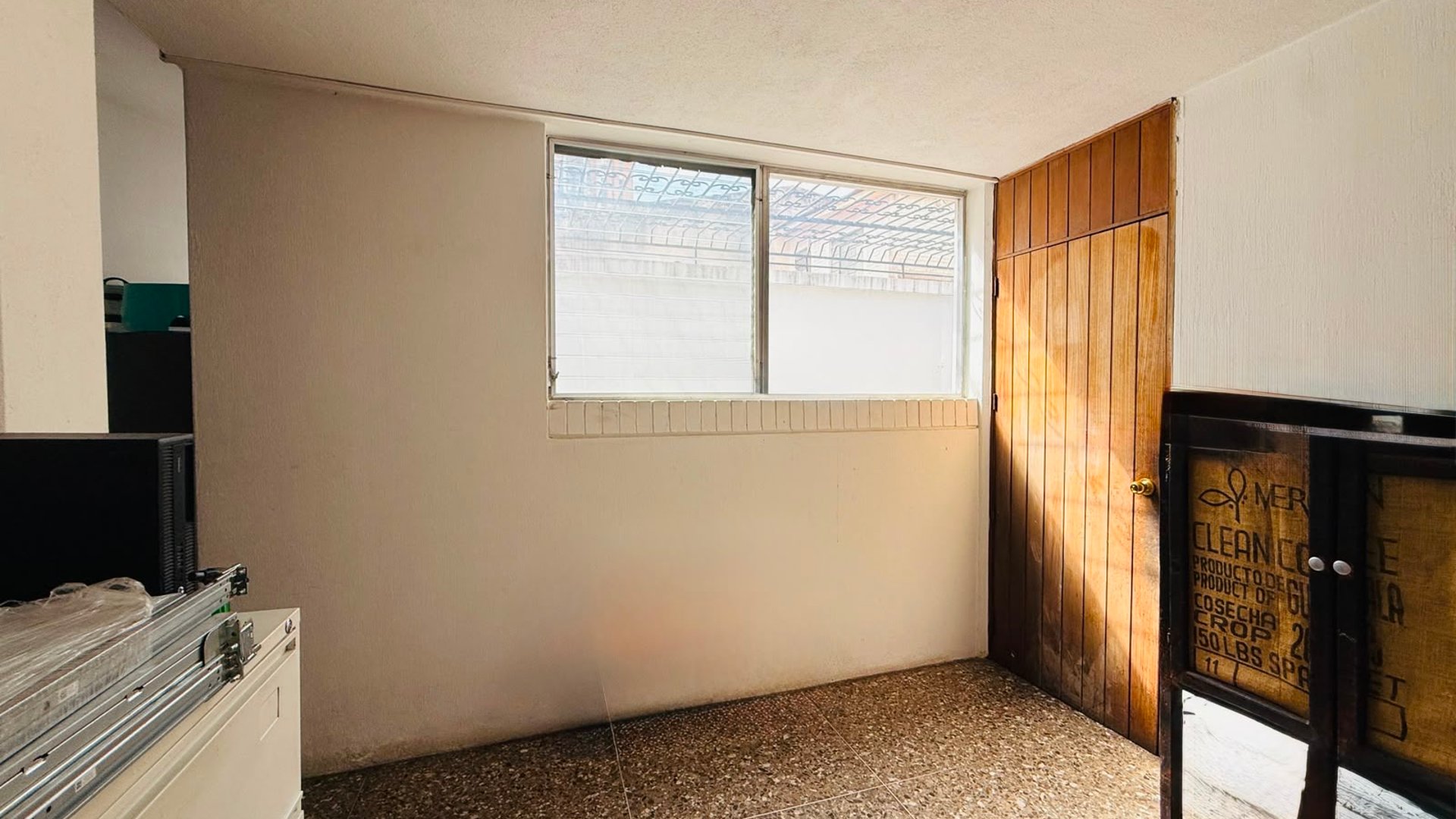 ALQUILER DE AMPLIA CASA IDEAL PARA COMERCIO U OFICINAS - ZONA 10 - Miniatura 17