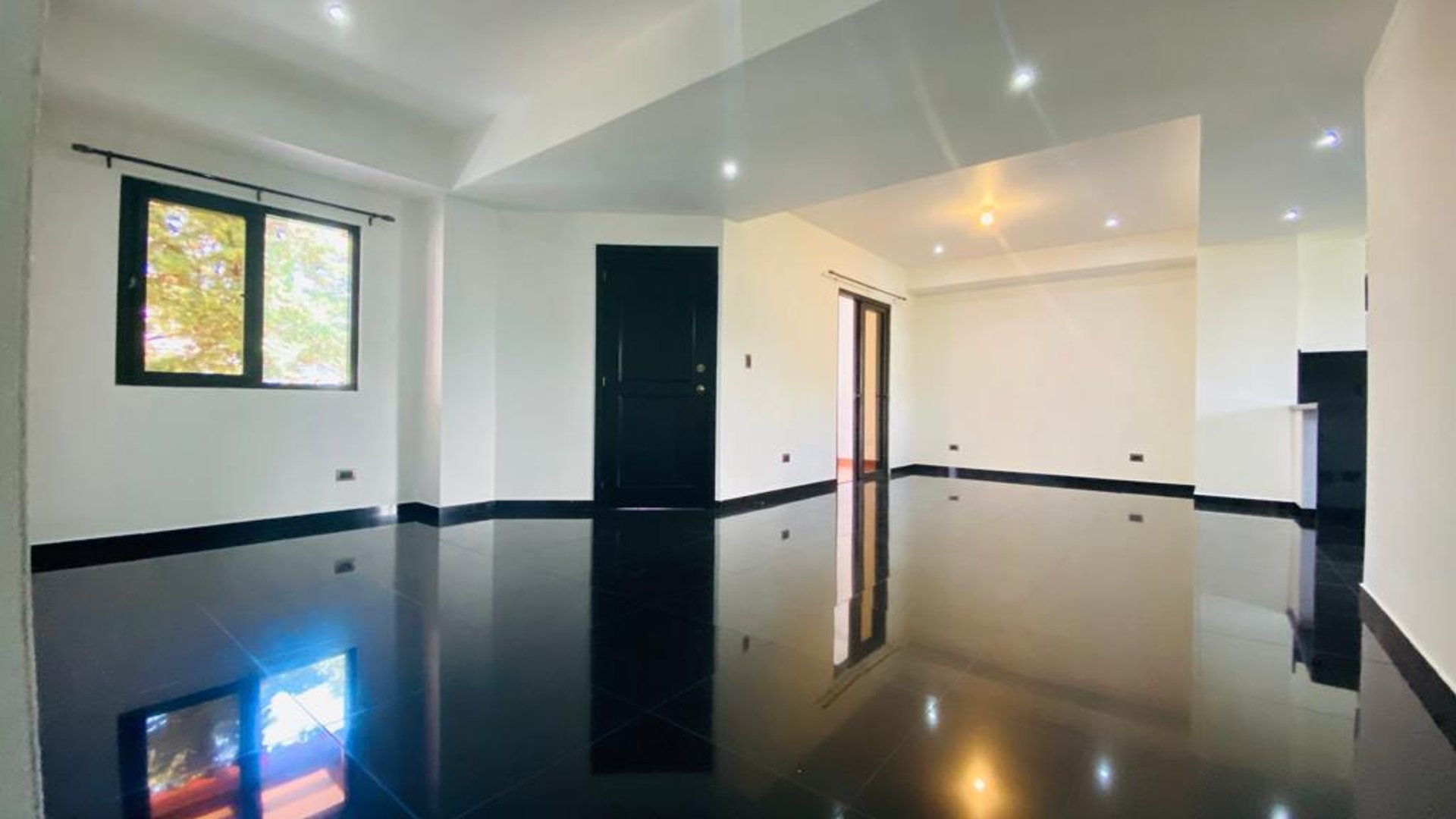 Vendo apartamento en Edificio Solaria zona 16 iniciando la Montaña
