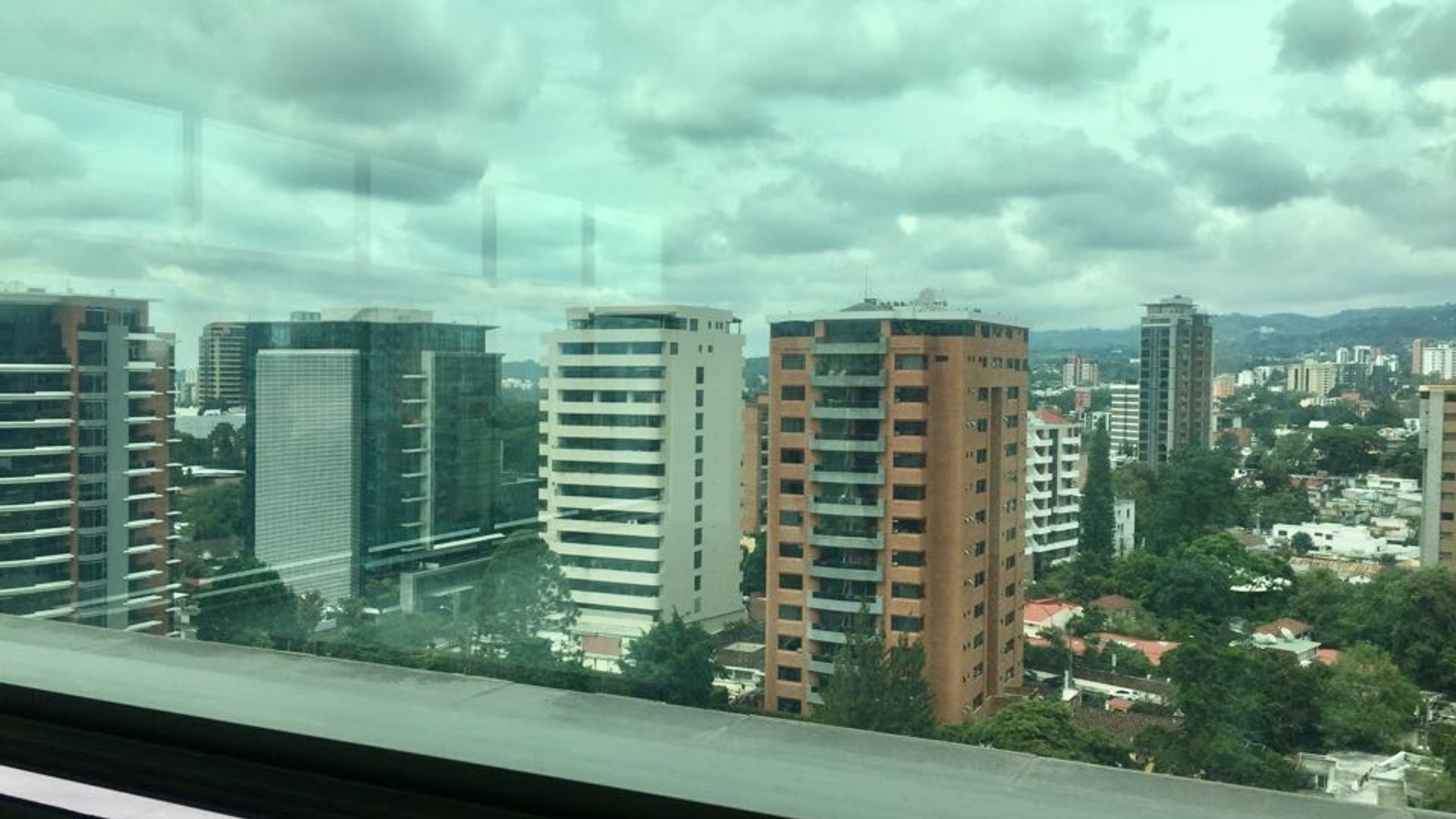 Vendo Oficina en Zona 10 Edificio Pialé - Miniatura 13