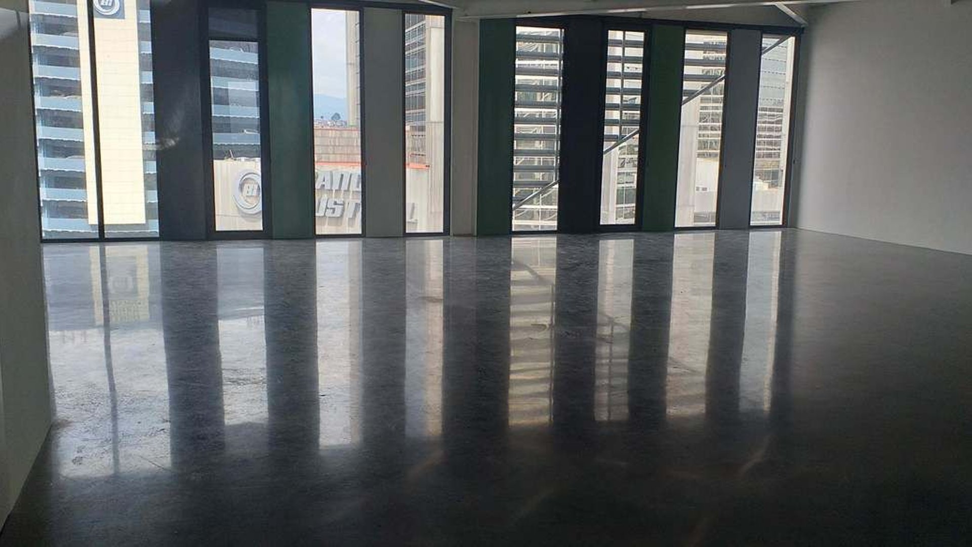 Vendo oficina de 236mt2 en zona 4. $464,306 - Miniatura 4