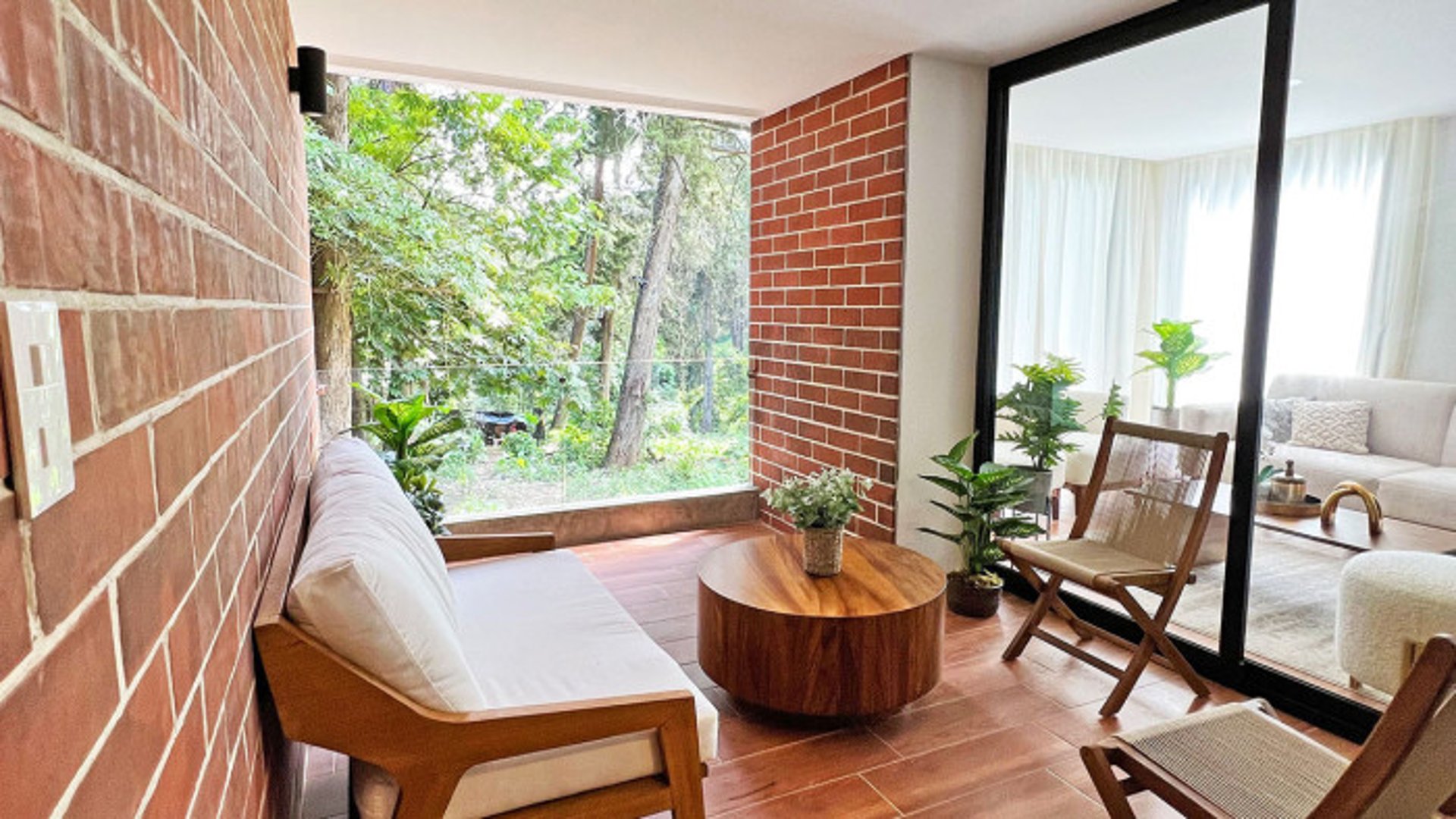 Apartamento Grande en VENTA en Kanajuyu Zona 16 - Miniatura 5