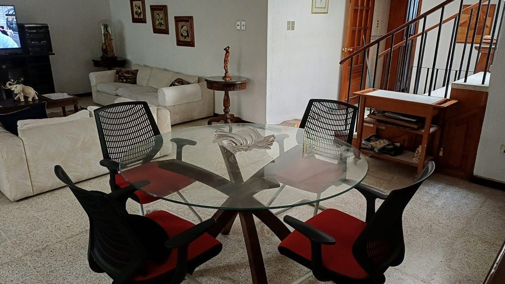 Casa Semi-Amueblada en Renta – Boulevard Vista Hermosa, Zona 15 - Image 1