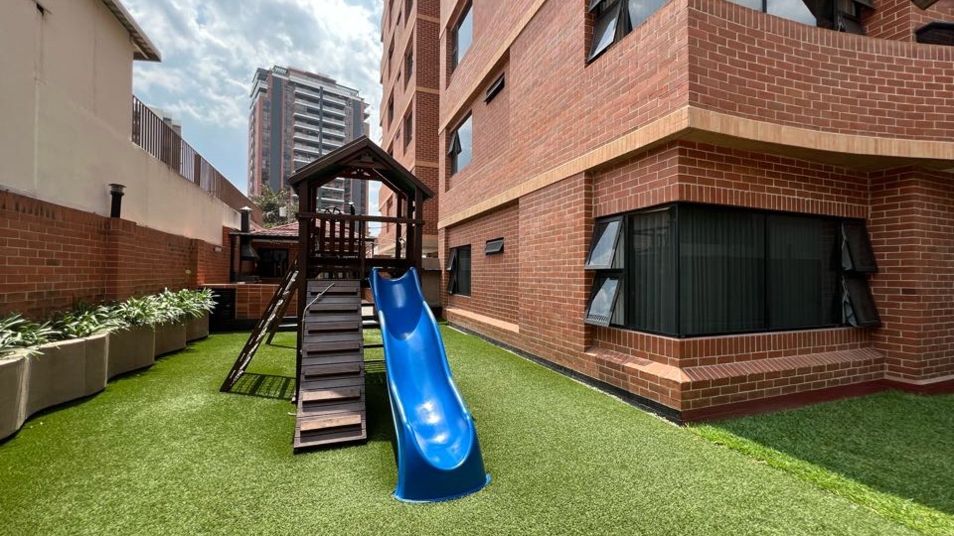 Alquiler Apartamento Amueblado y Equipado en San Patricio zona 14 - Miniatura 11