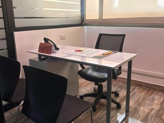 Oficina privada amueblada ideal para 1 persona en zona 10 Ref-5866 - 2