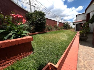 Venta de amplia casa de esquina estilo Mediterráneo en San Cristóbal - 2