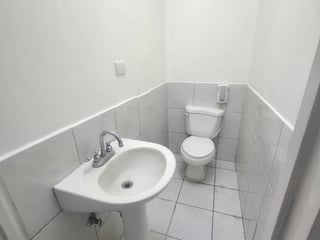 Oficina en Alquiler Geminis Zona 10 Ciudad de Guatemala - Image 5