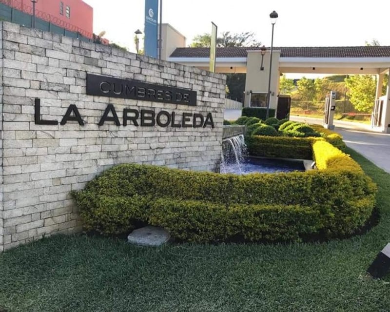 CASA EN VENTA EN CUMBRES DE  LA ARBOLEDA