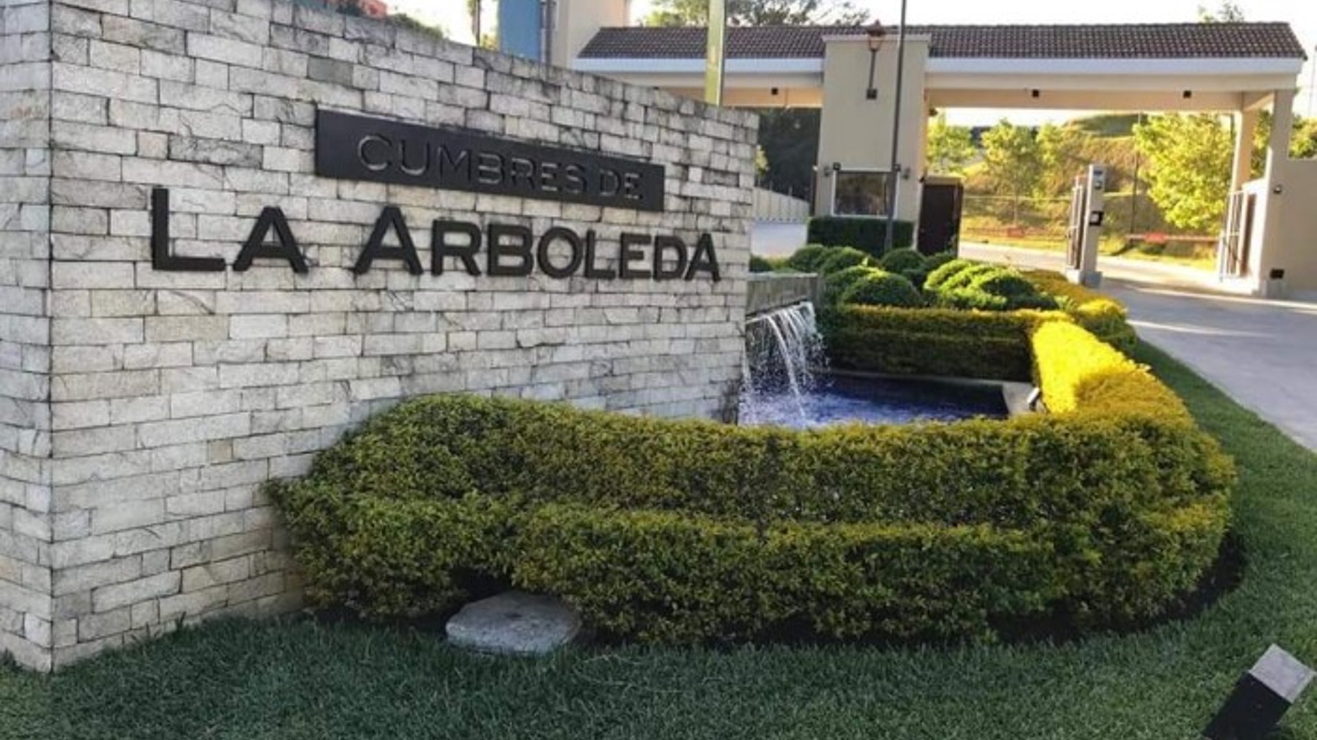CASA EN VENTA EN CUMBRES DE  LA ARBOLEDA