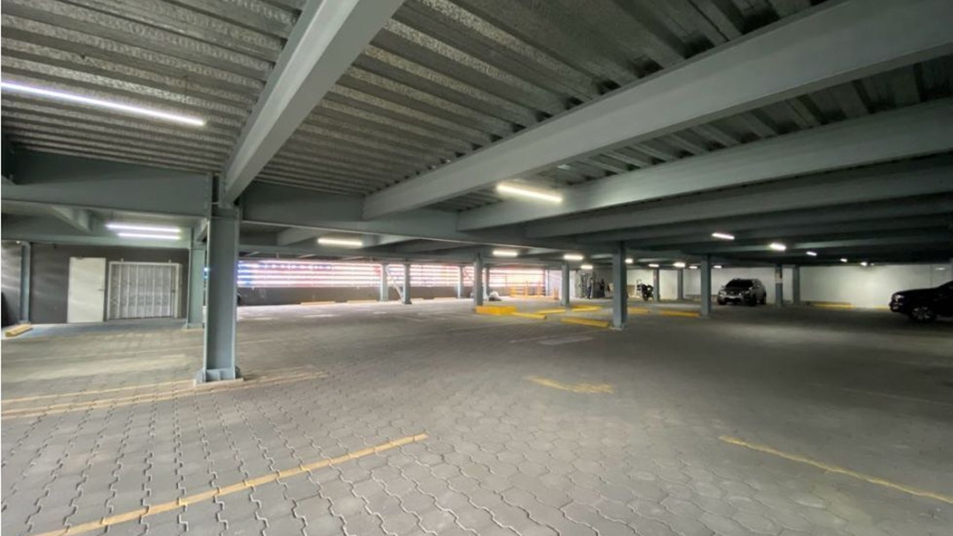 Edificio de oficinas con amplio parqueo en alquiler zona 9 - Miniatura 16