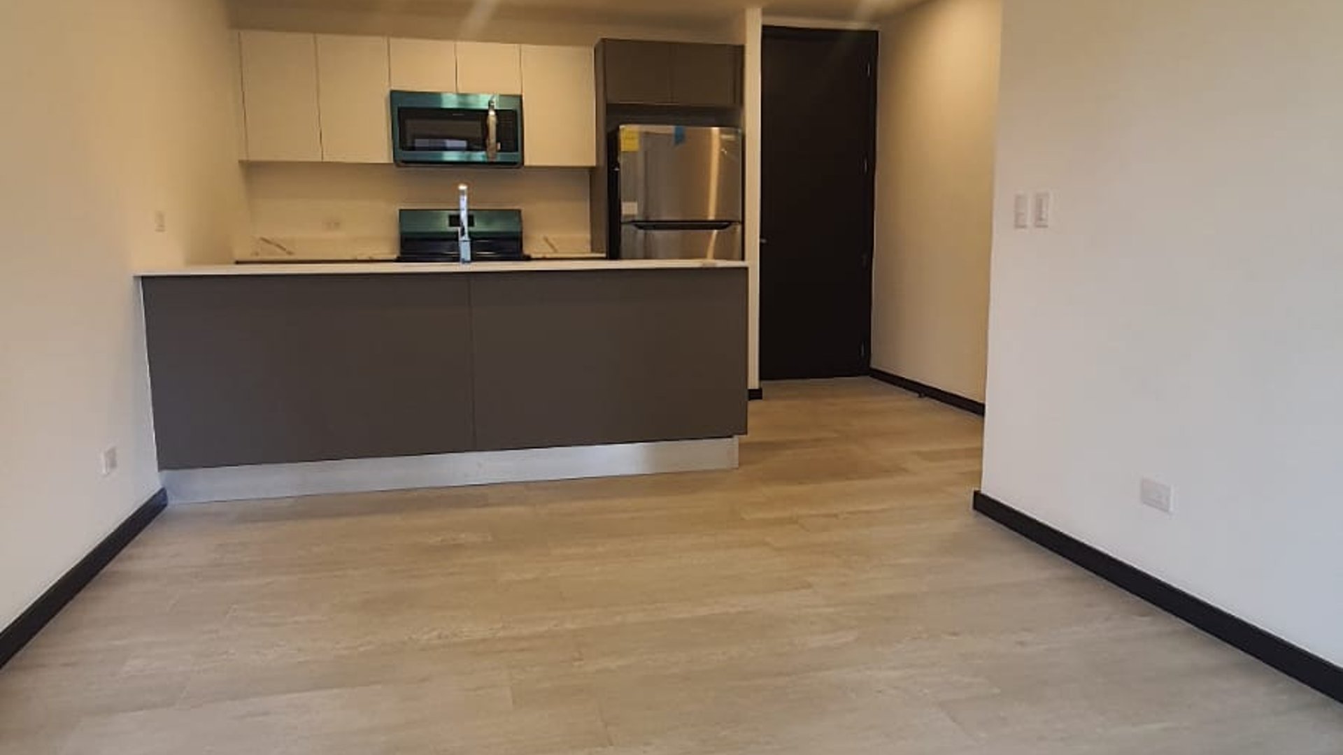 APARTAMENTO EN RENTA ZONA 13 A ESTRENAR AVENIDA LAS AMERICAS - Miniatura 3