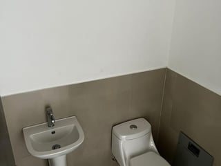 Oficina en venta, en Zona 10 - 2