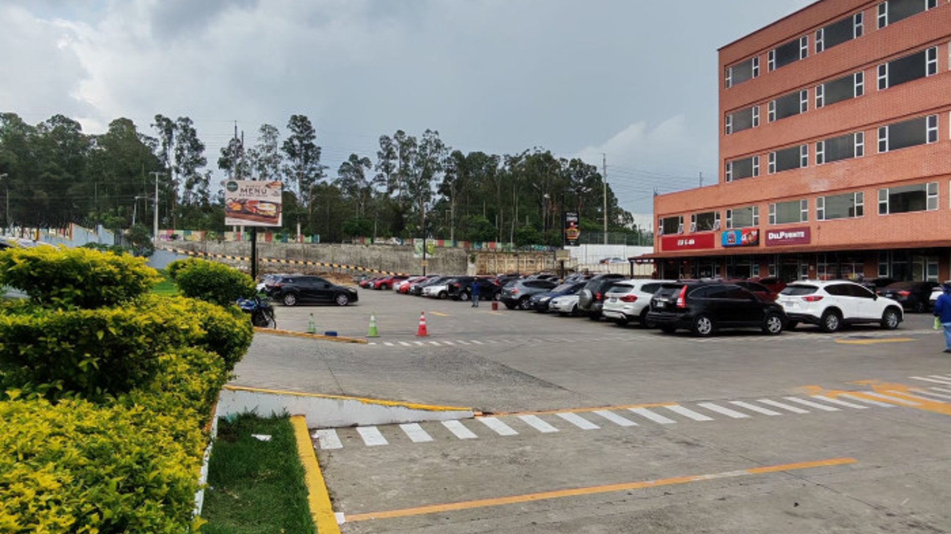 Rento Oficina Comercial en plaza Canadá zona 12 - Miniatura 26