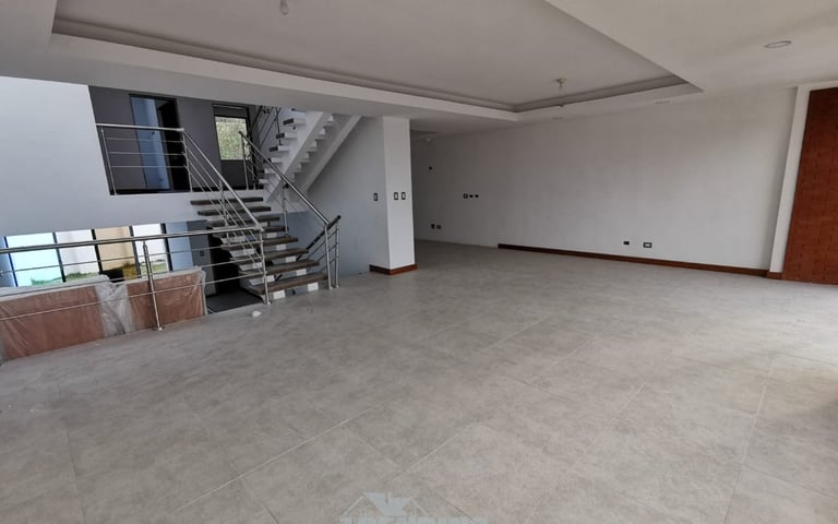 Casa en alquiler zona 16 Cañadas de San Isidro de 4 habitaciones + 3 parqueos