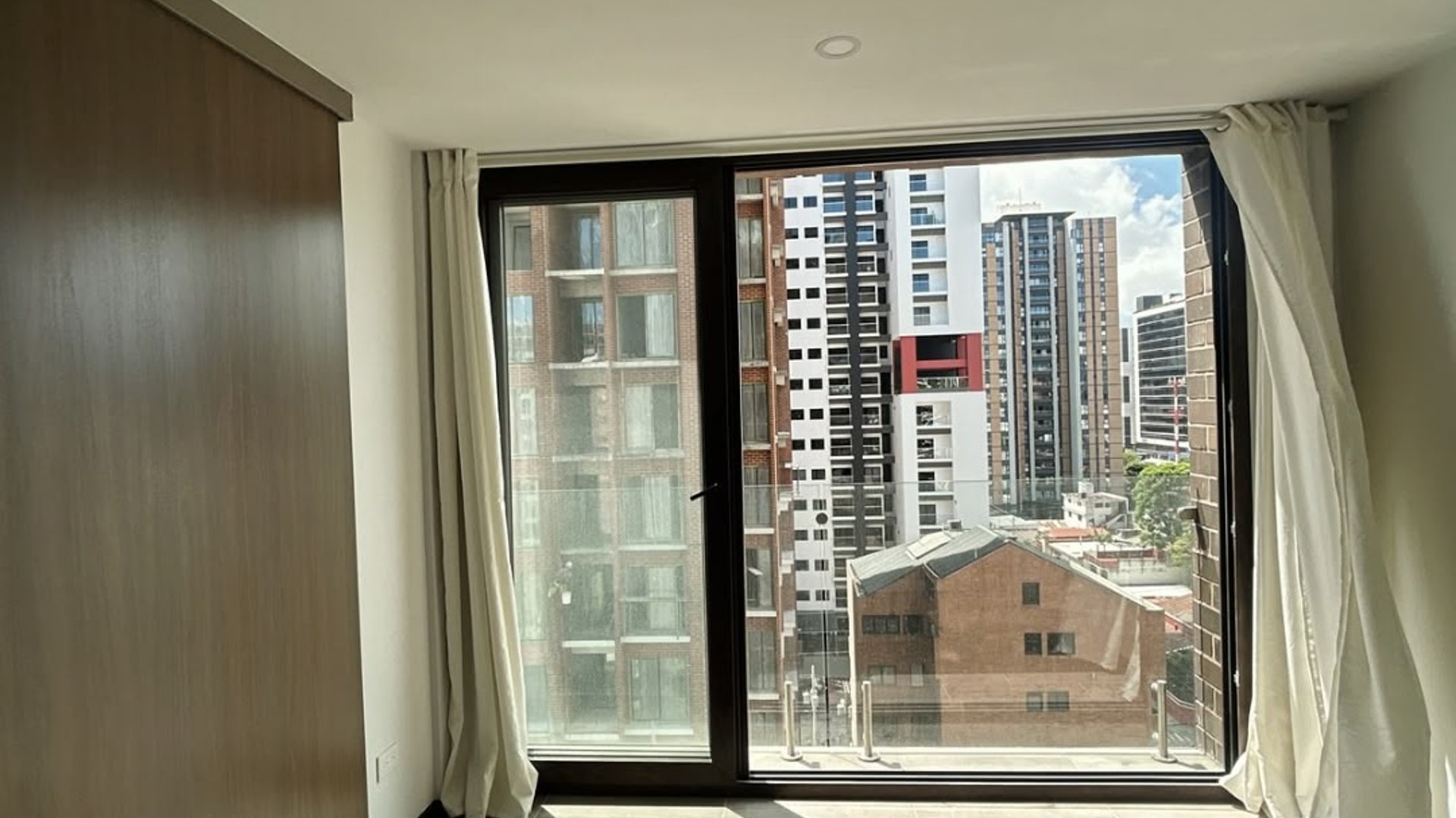 Apartamento de 1 dormitorio para estrenar en zona 10 - Miniatura 2