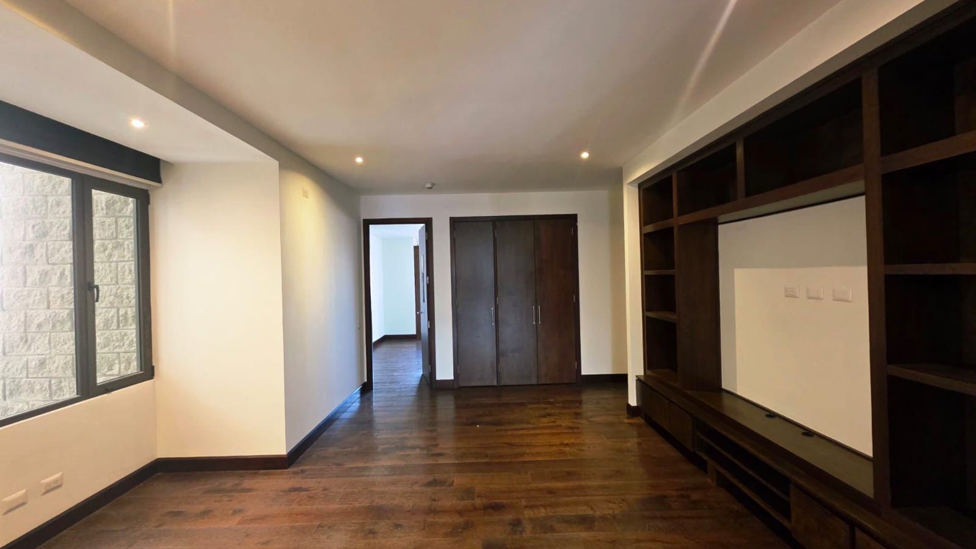 ELEGANTE, COMODO , MODERNO APARTAMENTO SECTOR EXCLUSIVO ZONA 10 - Miniatura 2