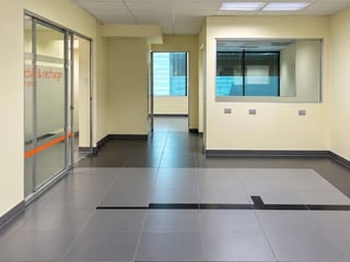 📍 OFICINA REMODELADA EN VENTA –  6 AMBIENTES | EUROPLAZA | ZONA 14 - 2