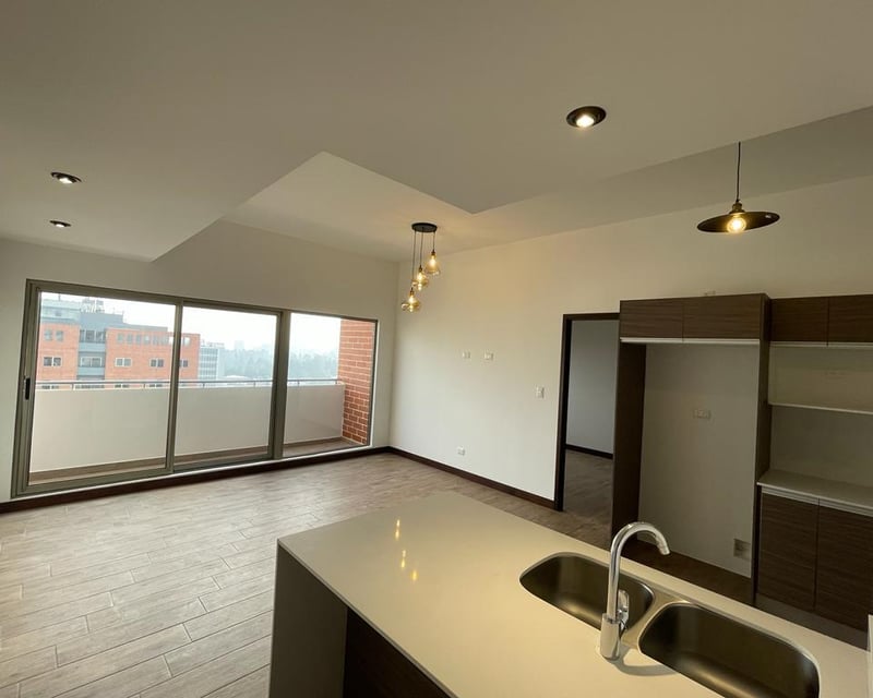 Apartamento en renta de 2 habitaciones con balcon en zona 10 Ref-5271