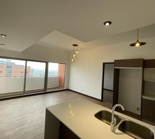 Apartamento en renta de 2 habitaciones con balcon en zona 10 Ref-5271