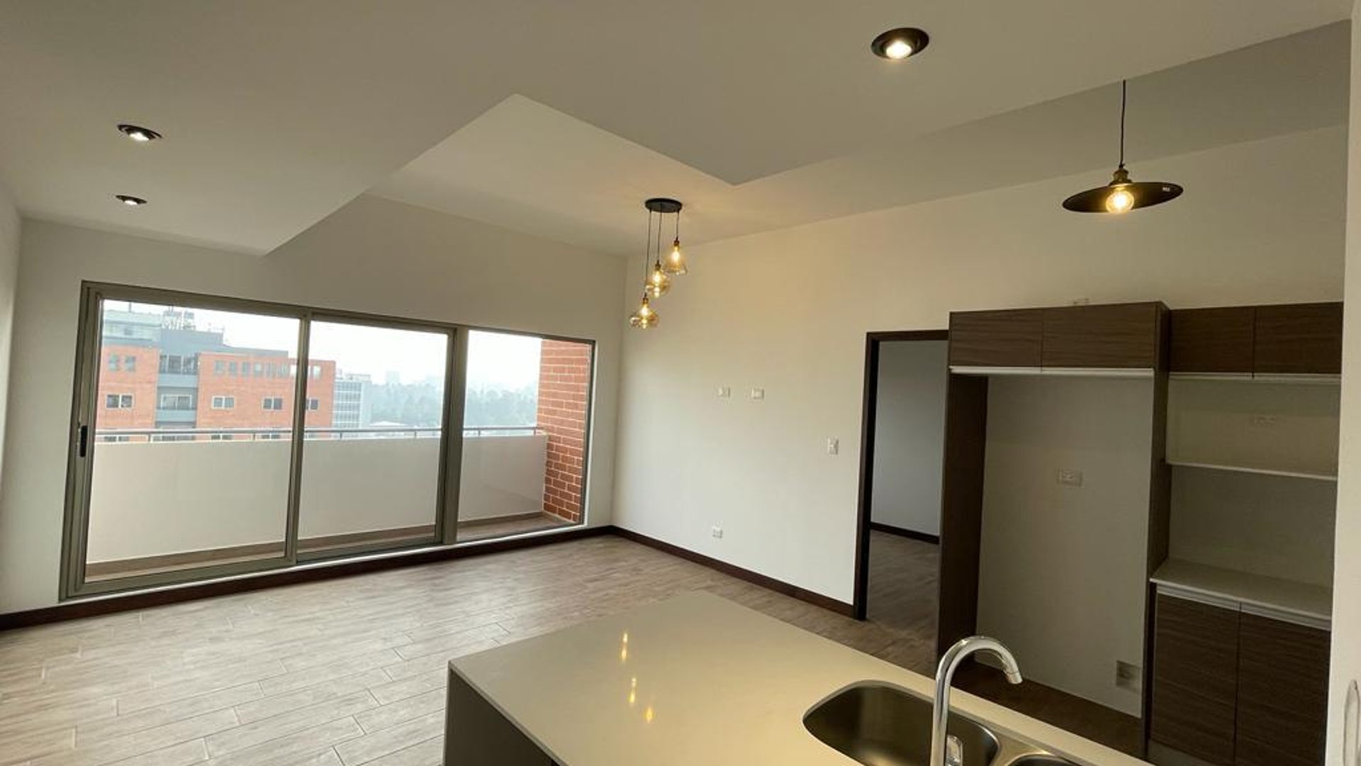 Apartamento en renta de 2 habitaciones con balcon en zona 10 Ref-5271