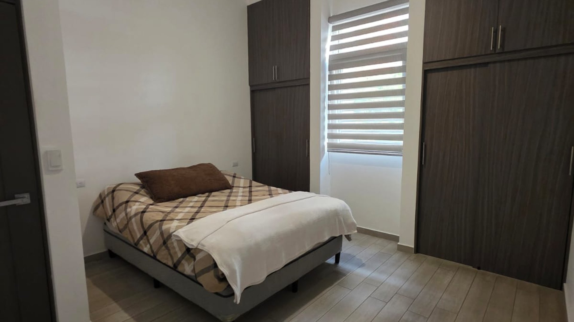 APARTAMENTO REMODELADO EN EL CENTRO DE ZONA 10 - Miniatura 3