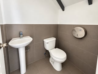 Excelente local comercial en renta en Zona 14 - 2