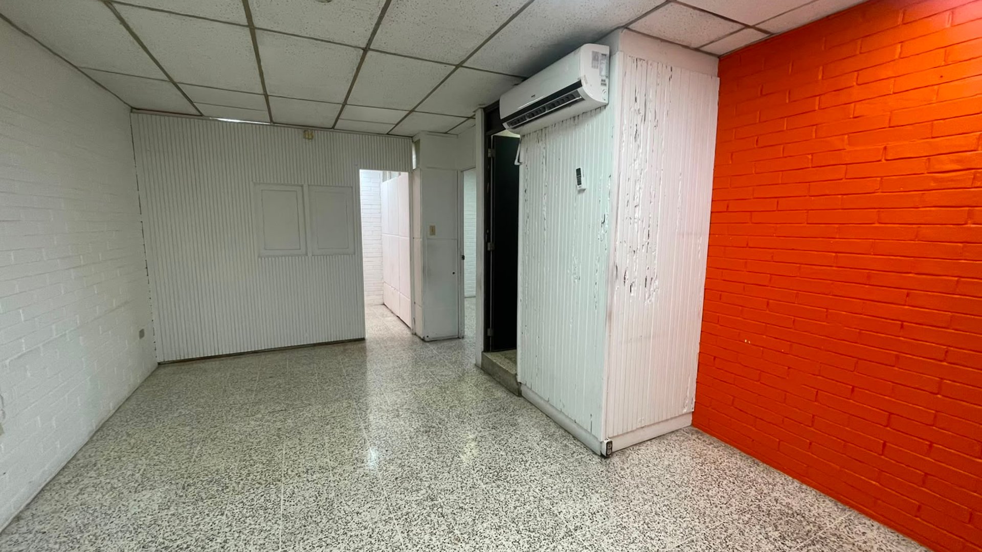OFICINA EN EDIFICIO TIVOLI PLAZA ZONA 9 - Image 1