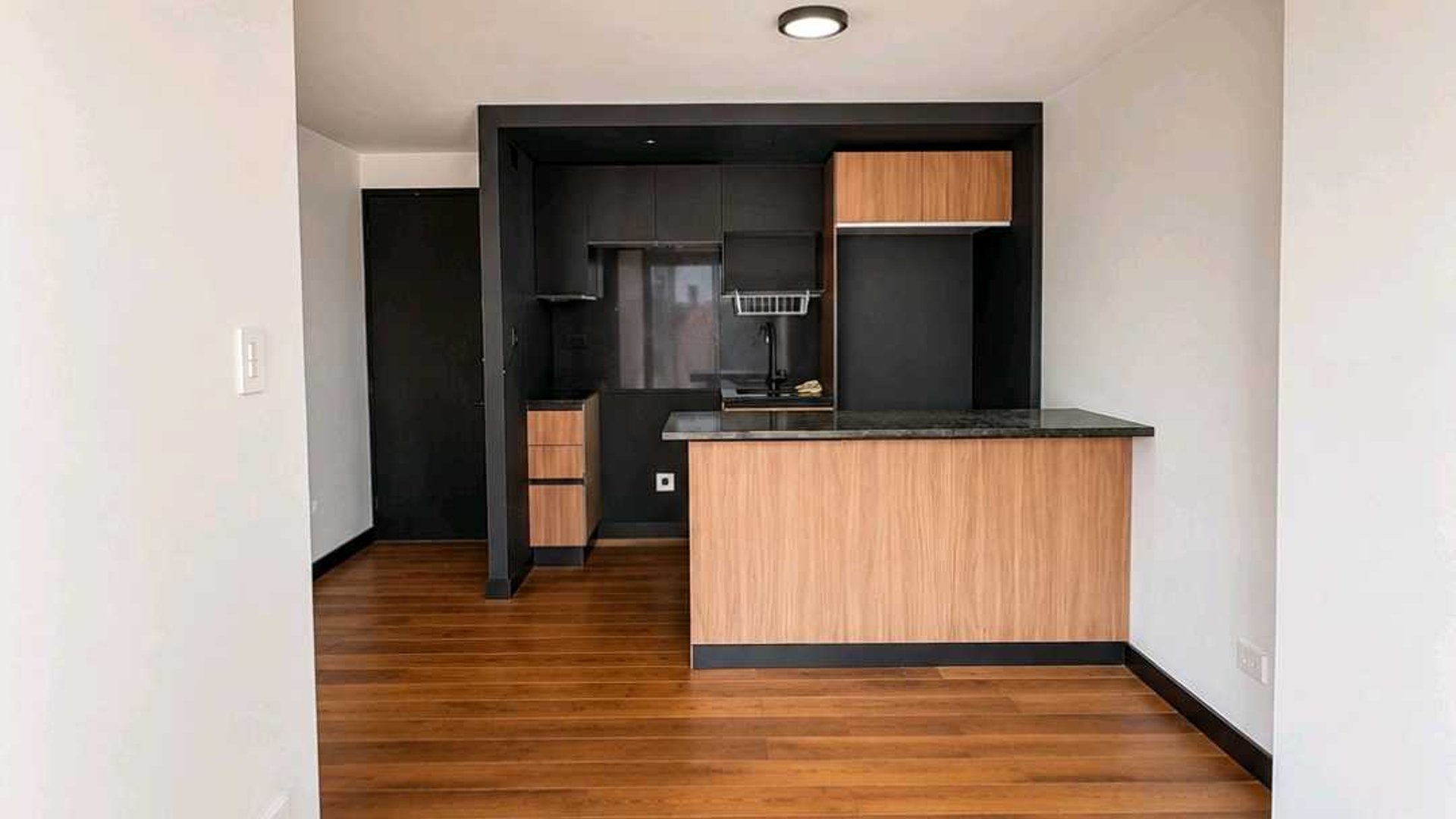 APARTAMENTO EN VENTA???? Edificio Villa Mariscal, Zona 11 - Image 1