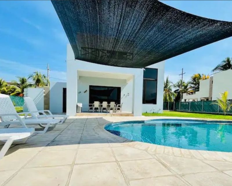 *Venta amplia casa de playa en Alta Mar 2 Carretera a Puerto San José*