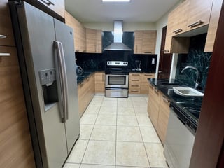 APARTAMENTO AMUEBLADO Y EQUIPADO EN  EDIFICIO SANTA MARIA ZONA 10 - 4
