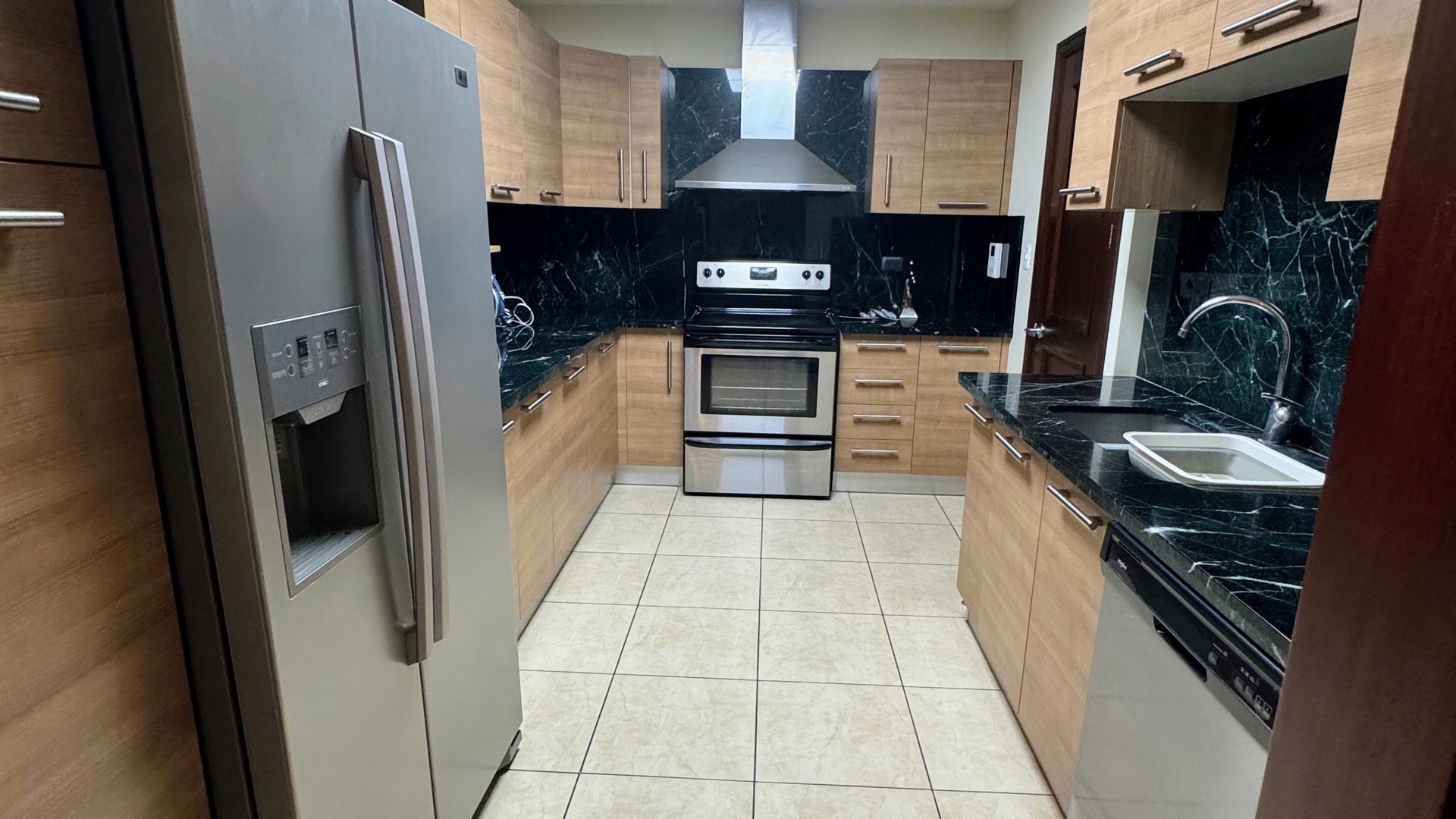 APARTAMENTO AMUEBLADO Y EQUIPADO EN  EDIFICIO SANTA MARIA ZONA 10 - Miniatura 4