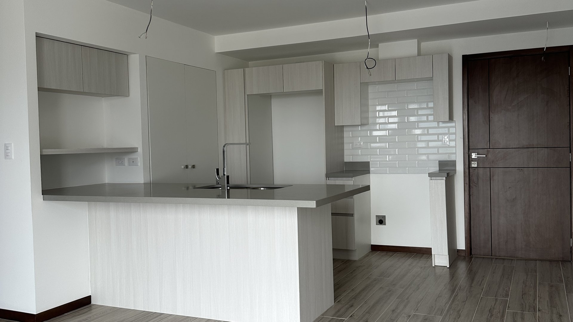 Apartamento Nuevo En Nivel Alto en Venta en Zona 10 - Miniatura 2