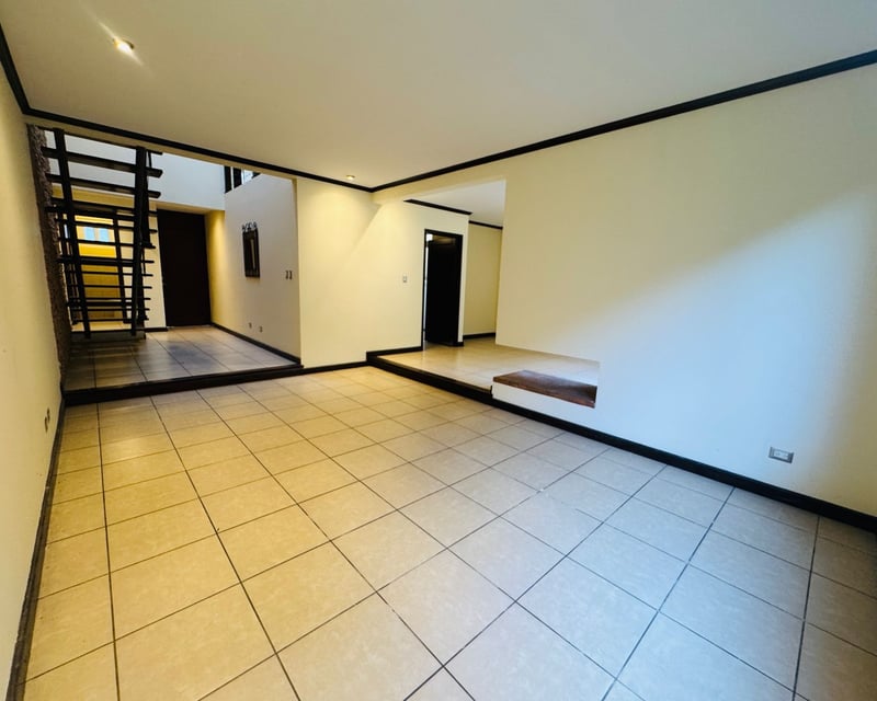 📍 CASA EN VENTA – 3 HAB + JARDÍN  ENSENADA DE SAN ISIDRO | ZONA 16