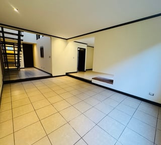 📍 CASA EN VENTA – 3 HAB + JARDÍN  ENSENADA DE SAN ISIDRO | ZONA 16