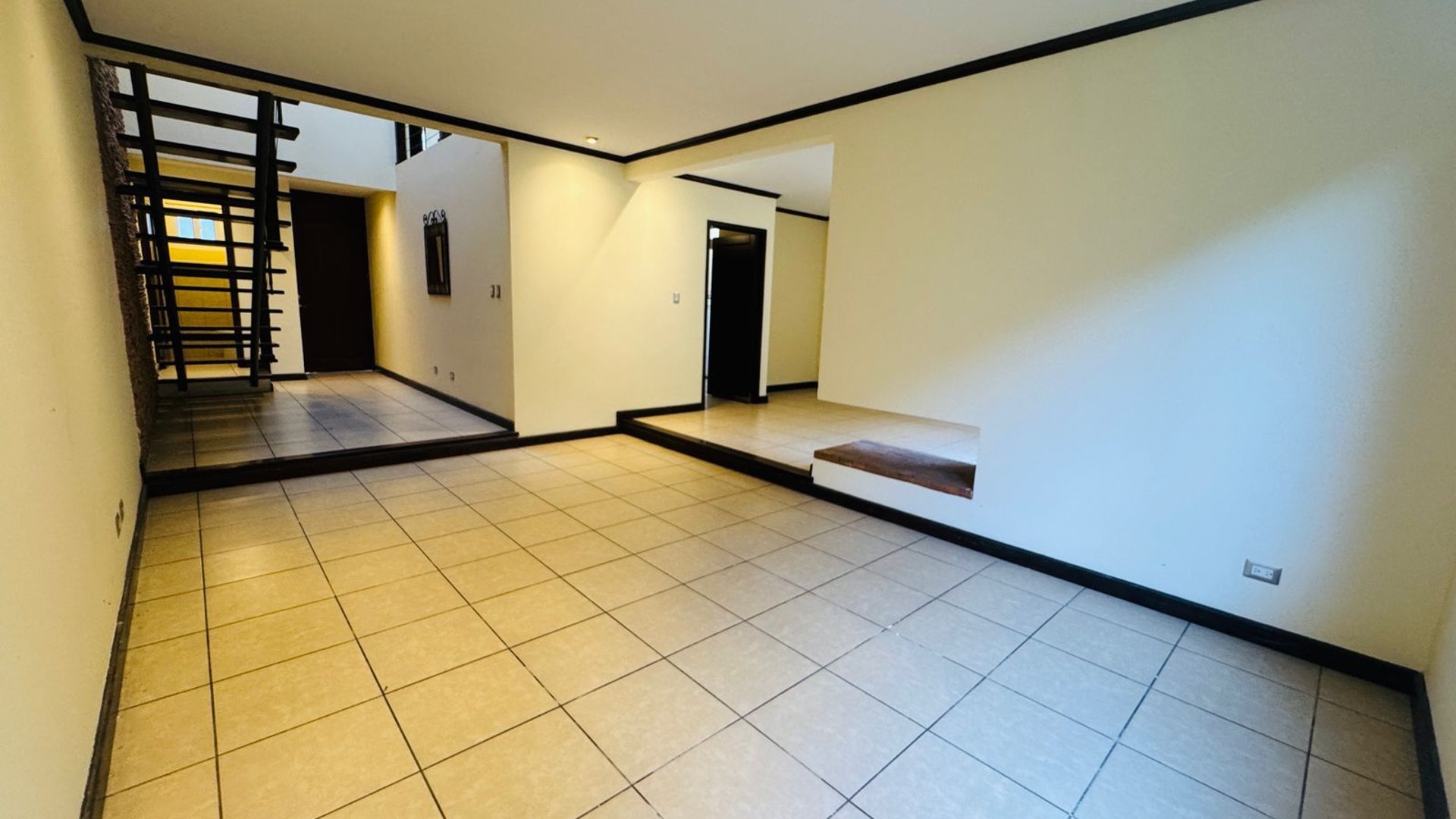 📍 CASA EN VENTA – 3 HAB + JARDÍN  ENSENADA DE SAN ISIDRO | ZONA 16