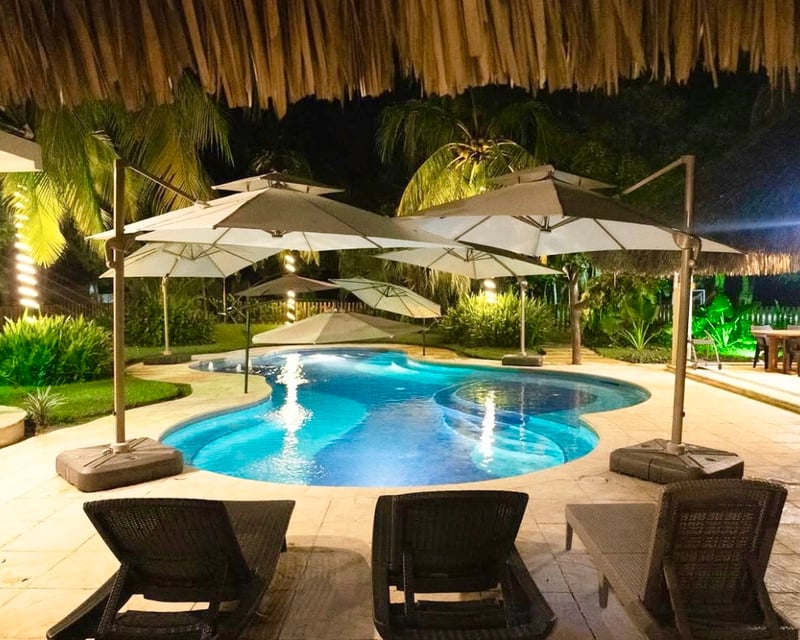 VENTA DE LINDA CASA DE PLAYA DENTRO DE CONDOMINIO - MONTERRICO
