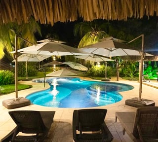 VENTA DE LINDA CASA DE PLAYA DENTRO DE CONDOMINIO - MONTERRICO 