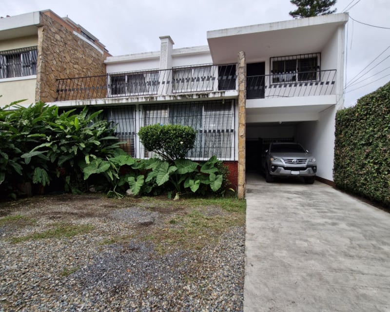 Casa en Venta en Zona 10 a dos cuadras Diagonal 6