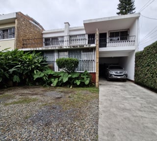 Casa en Venta en Zona 10 a dos cuadras Diagonal 6