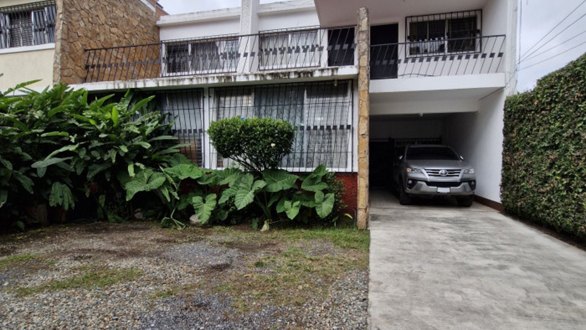 Casa en Venta en Zona 10 a dos cuadras Diagonal 6