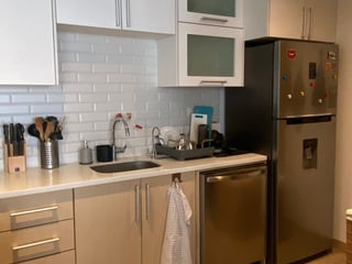 📍 APARTAMENTO EN RENTA – 2 HAB + 2 BALCONES | CITYHAUS | ZONA 10 - 4
