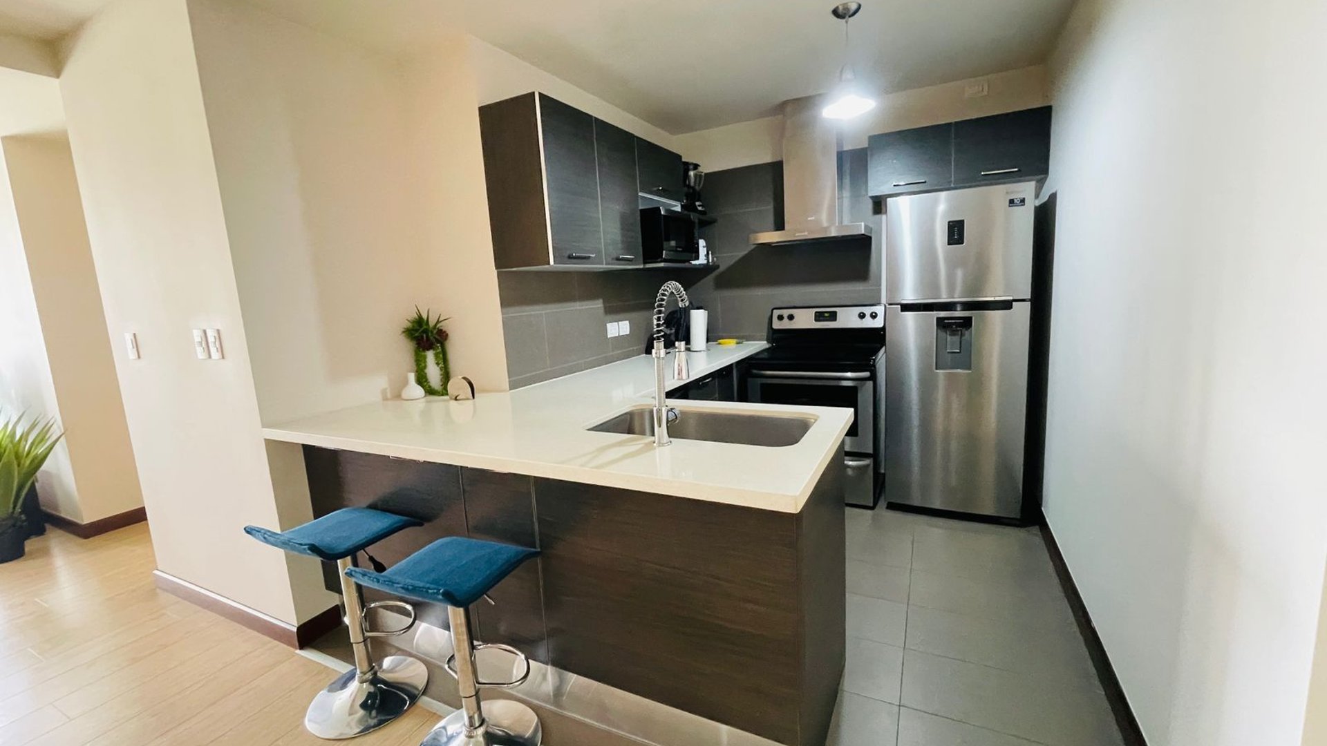 APARTAMENTO AMUEBLADO EN RENTA – EDIFICIO VEINTI4, ZONA 10