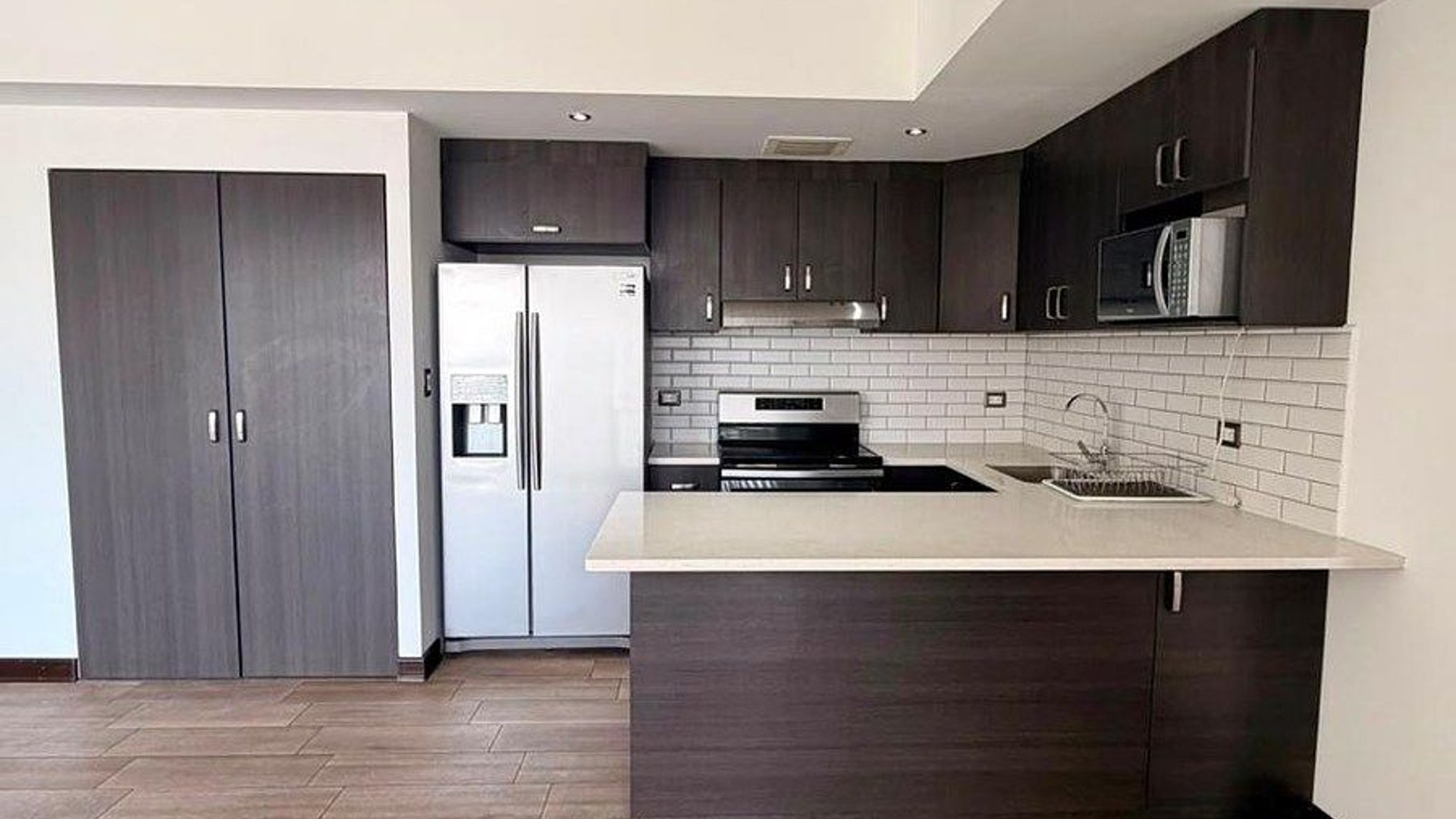 *APARTAMENTO EN ALQUILER – Edificio Tres 15, Zona 13 Las Américas - Miniatura 2