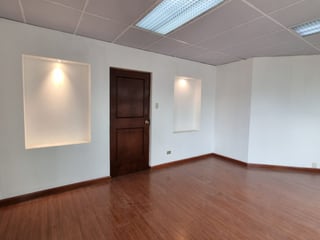 Oficina en Alquiler en la zona 10 Guatemala - Image 7