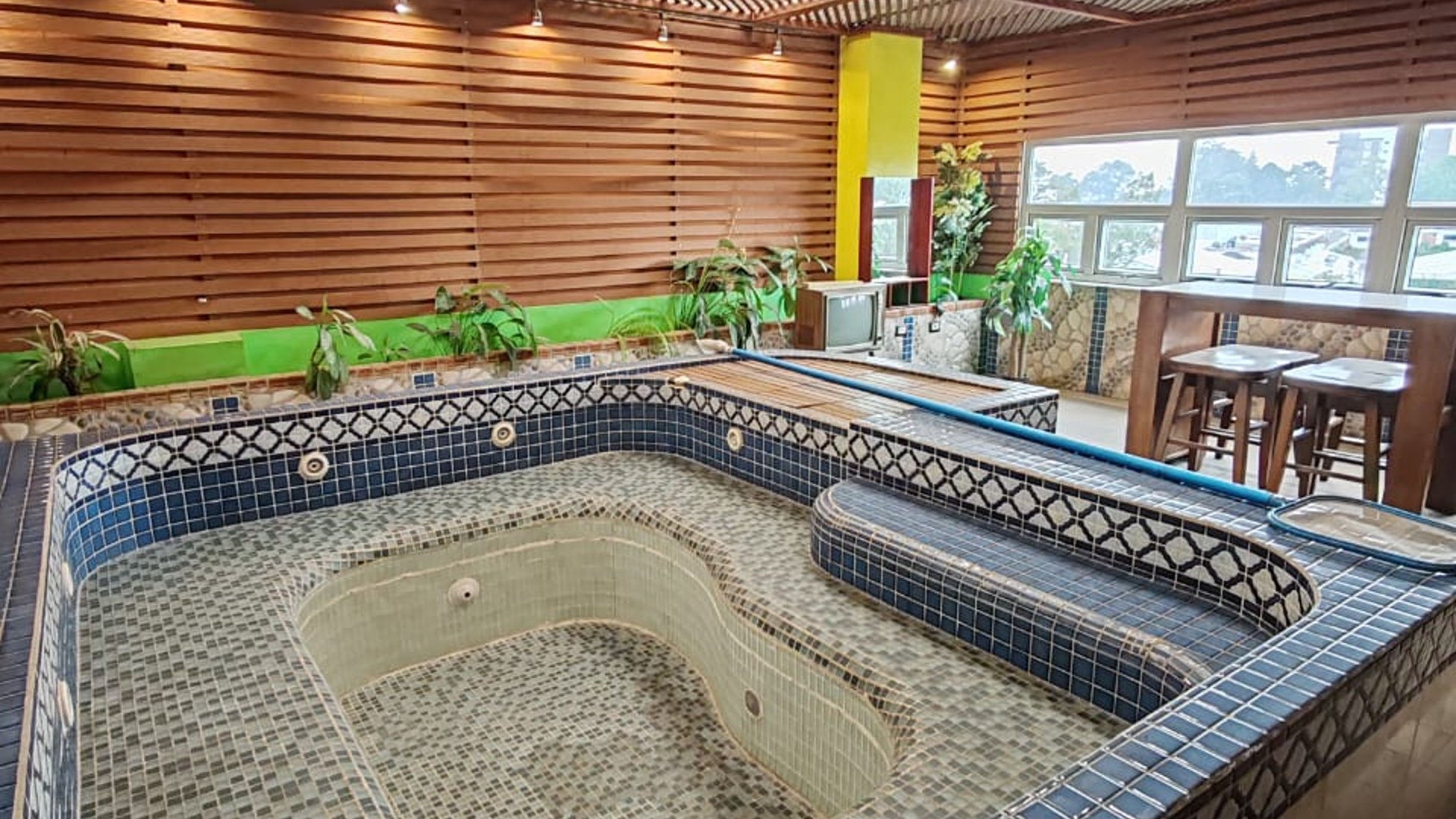 Edificio en renta o venta, sobre Calzada San Juan - Miniatura 5